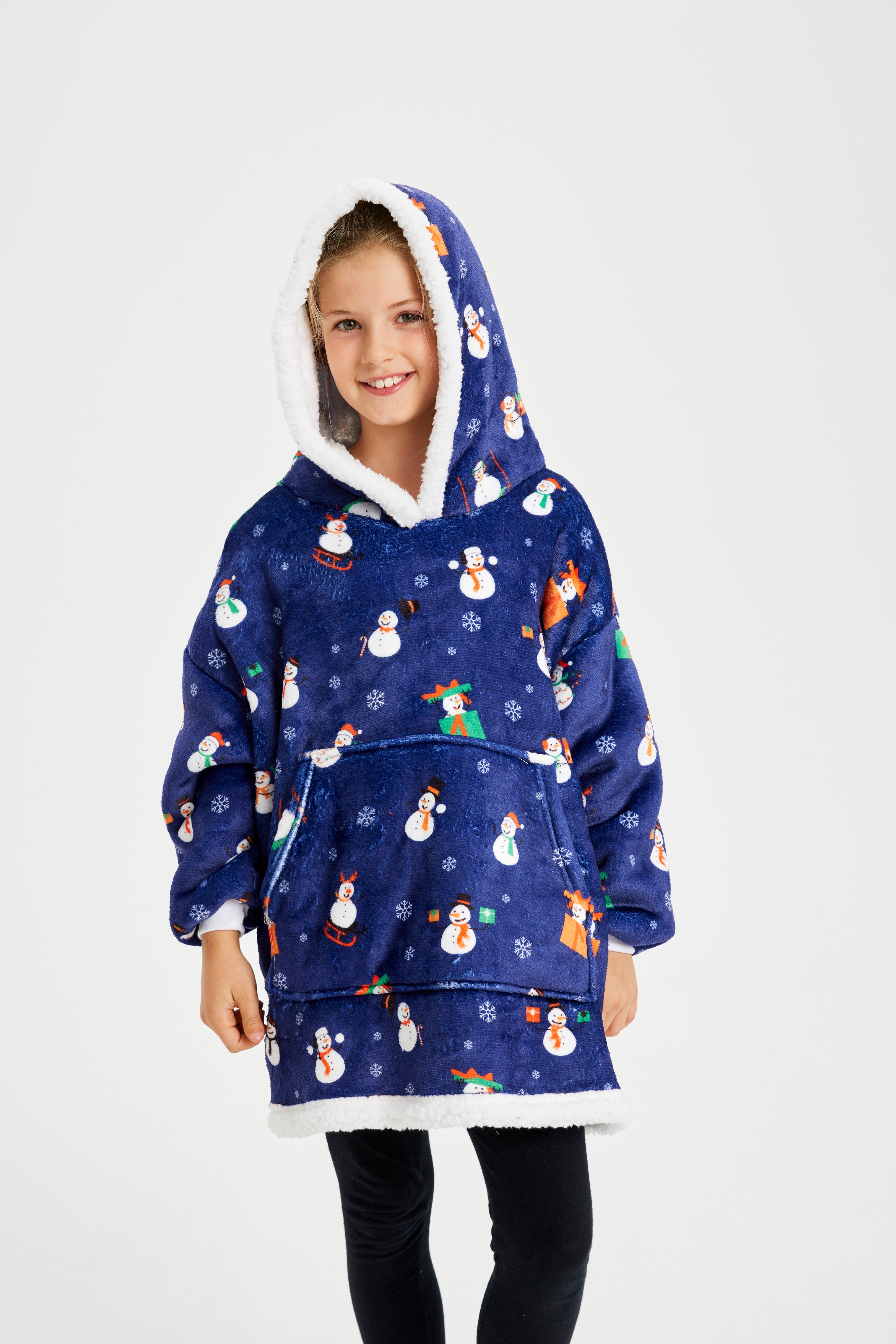 Een kind dat een blauwe kerst hoodie met sneeuwpoppen draagt.